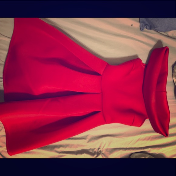 Stunning off the shoulder red dress - Picture 1 of 3